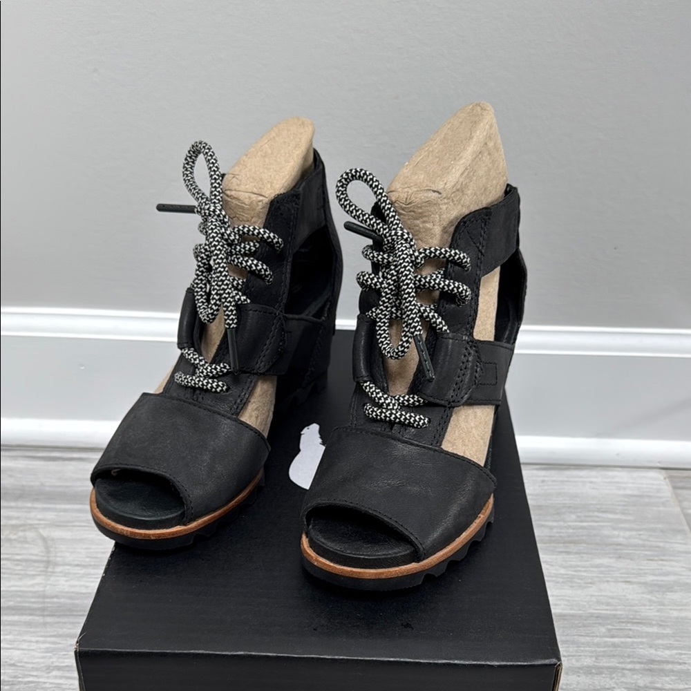Sorel Joanie Lace Black/Sea Salt Women's Open-Toe Shoes